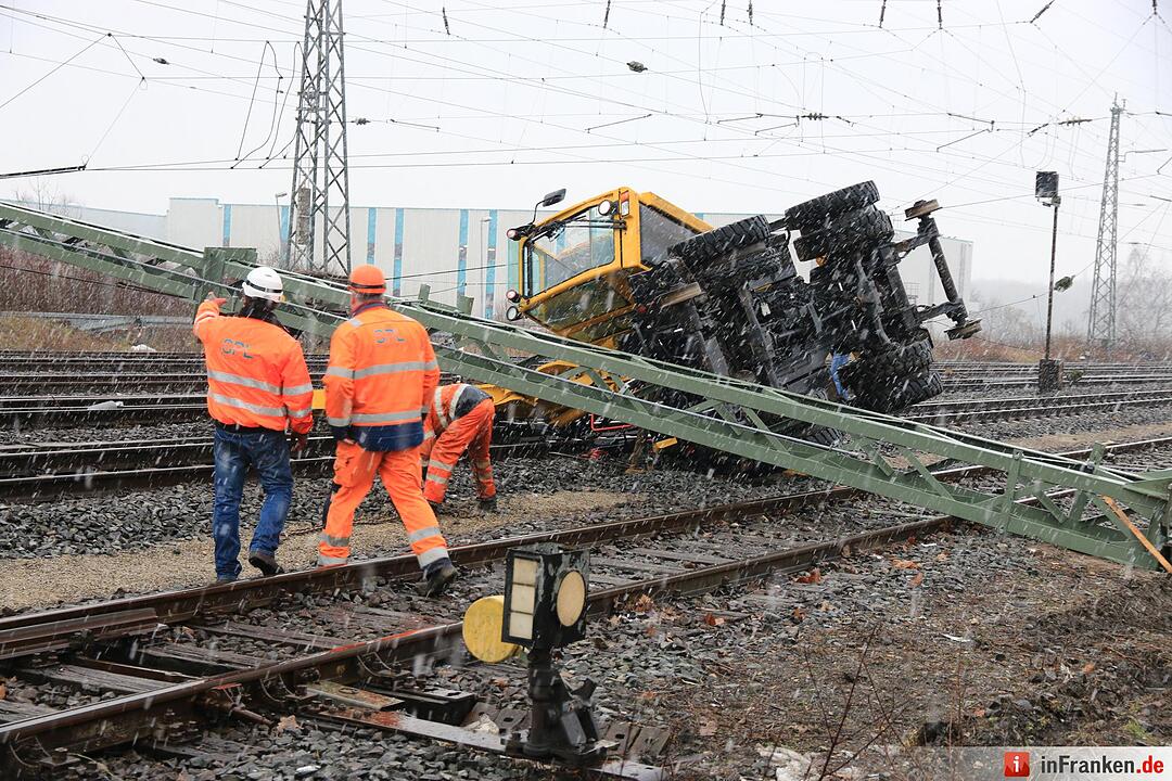 Forchheim: Bagger kippt auf Bahngleis