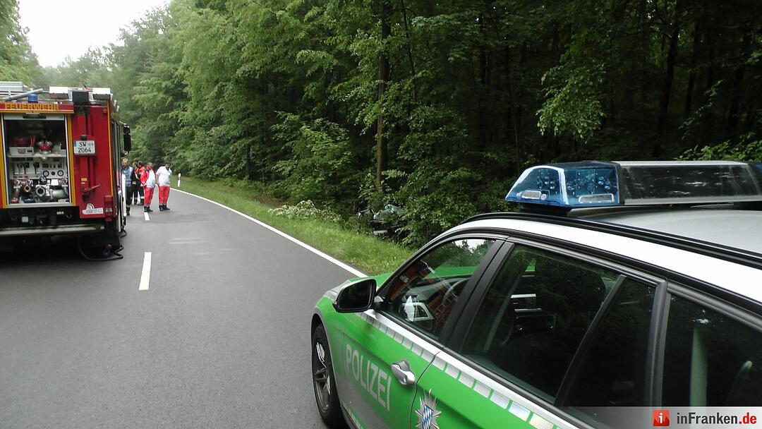Schrecklicher Unfall erst in den Morgenstunden entdeckt - Fahrer verstirbt in seinem Auto