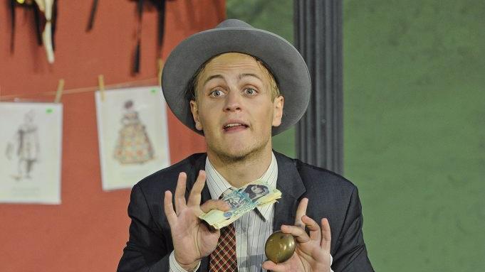 Stefan Hartmann spielt den "Diener zweier Herren", Truffaldino. Foto: Martin Kaufhold