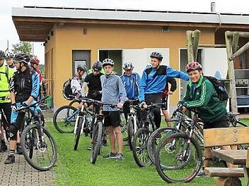 Diese Mountainbiker machten sich erstmals auf den "Hutzeltrail" in Fatschenbrunn.  Foto: Sabine Weinbeer