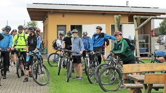 Diese Mountainbiker machten sich erstmals auf den "Hutzeltrail" in Fatschenbrunn.  Foto: Sabine Weinbeer