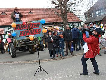 Marianne Dinkel (2017 als Kamerafrau, r.) und Stadtrat Manuel Schr&uuml;fer als Cowboy f&uuml;hrten 2017 den D&ouml;berten-Express an.