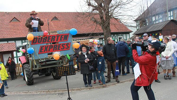 Marianne Dinkel (2017 als Kamerafrau, r.) und Stadtrat Manuel Schr&uuml;fer als Cowboy f&uuml;hrten 2017 den D&ouml;berten-Express an.