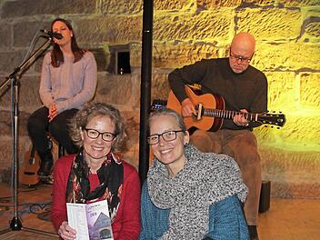 Die gebürtige Kronacherin und ehemalige Steinwiesenerin Monika Kober (vorne rechts) bringt in ihrer Kulturscheune Putzenstein bei Thurnau Künstler verschiedenster Richtungen und das Publikum ganz nahe zusammen. Bei der Pre-Openingveranstaltung war auch die Kronacher Erzählerin Ilona Graf dabei, die im Dezember am Putzenstein dabei sein wird - im Hintergrund das Duo "Time is on your Side".  Foto: Rainer Glissnik