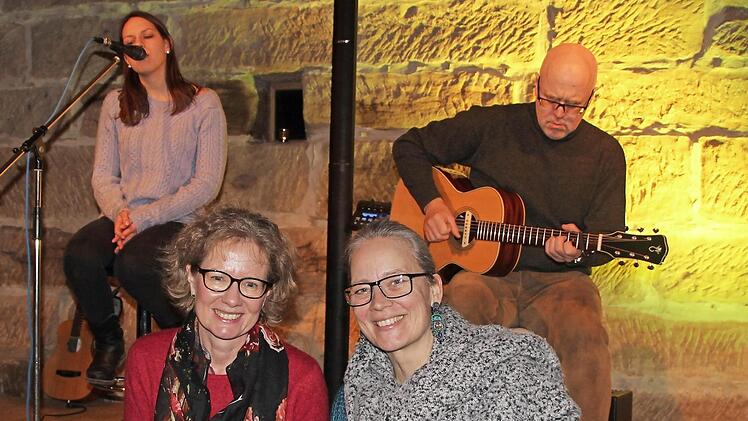 Die gebürtige Kronacherin und ehemalige Steinwiesenerin Monika Kober (vorne rechts) bringt in ihrer Kulturscheune Putzenstein bei Thurnau Künstler verschiedenster Richtungen und das Publikum ganz nahe zusammen. Bei der Pre-Openingveranstaltung war auch die Kronacher Erzählerin Ilona Graf dabei, die im Dezember am Putzenstein dabei sein wird - im Hintergrund das Duo "Time is on your Side".  Foto: Rainer Glissnik