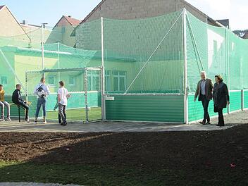 Eine Dämmung soll das Ballspiel dämpfen, denn vom geliebten Spiel wollen sich die jungen Kicker nicht aussperren lassen.  Foto: Winfried Ehling