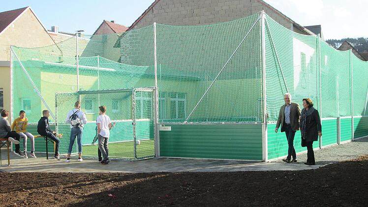 Eine Dämmung soll das Ballspiel dämpfen, denn vom geliebten Spiel wollen sich die jungen Kicker nicht aussperren lassen.  Foto: Winfried Ehling