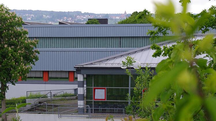 Vor allem die Dachkonstruktion der Schulzentrums-Sportanlage gilt als Schwachpunkt des Gebäudes. Doch eine Einzelmaßnahme daran lässt sich schwer umsetzen. Foto: Marco Meißner
