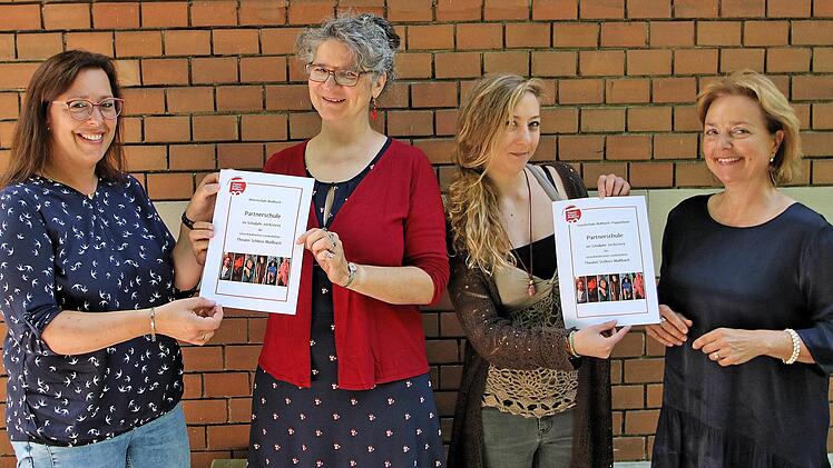 Sehr zufrieden mit der Aktion "Partnerschule" sind Annabell Fleischmann (links), die stellvertretende Rektorin der Mittelschule Maßbach und Simone Heinz (rechts), die Rektorin der Grundschule Poppenlauer. Anne Maar (zweite von links), Chefin des Theaters und Theaterpädagogin Julia Kren (zweite von rechts) überreichten Urkunden.  Foto: Dieter Britz