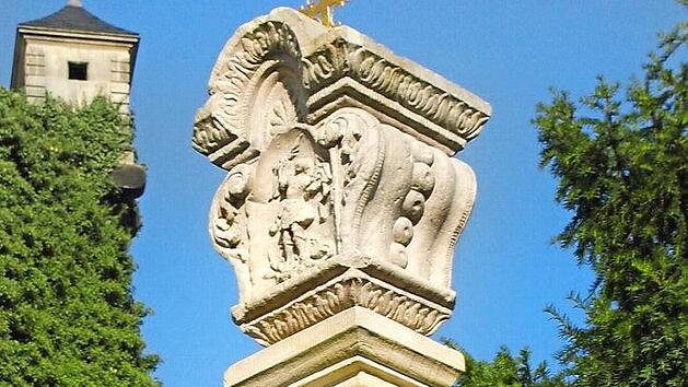 Das "von Redwitz'sche Marterla" zu F&uuml;&szlig;en der Festung Rosenberg ziert der heilige Michael mit Flammenschwert und Seelenwaage. Foto: Alexander Grahl