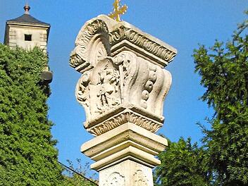Das "von Redwitz'sche Marterla" zu F&uuml;&szlig;en der Festung Rosenberg ziert der heilige Michael mit Flammenschwert und Seelenwaage. Foto: Alexander Grahl