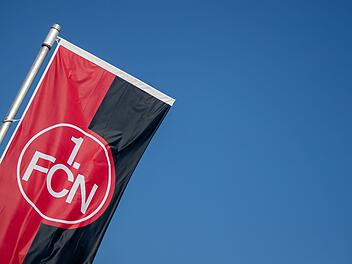 Heimtrikot des 1. FC N&uuml;rnberg mit Verkaufsstart