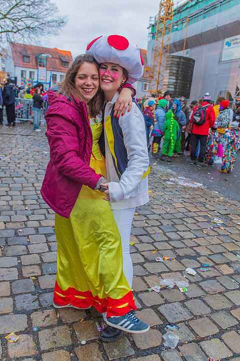 Buntes Faschingstreiben begeistert groß und klein.