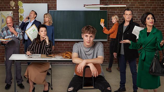 Das Ensemble des brillanten Schul-Kammerspiels "Das Unwort" (von links): Florian Martens, Devid Striesow, Iris Berben, Ursina Lardi, Samuel Benito, Anna Brüggemann, Thomas Sarbacher und Neda Rahmanian.