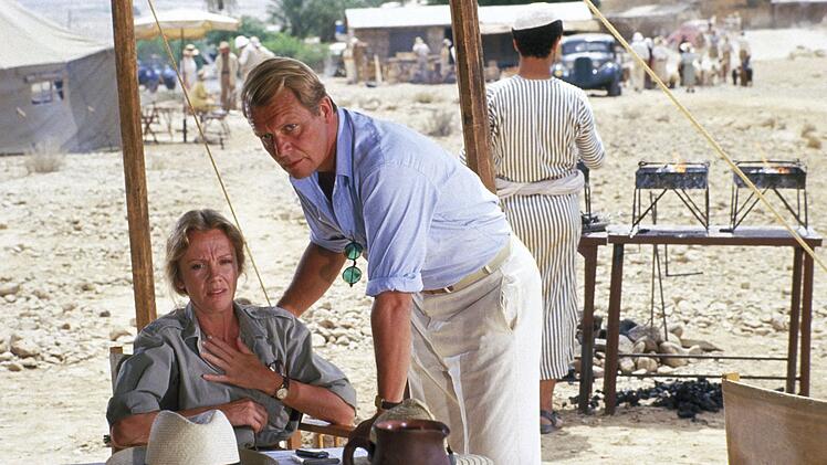 Der Anwalt Jefferson Cope (David Soul) und die Sekret&auml;rin Miss Quinton (Hayley Mills) interessieren sich f&uuml;r die Antike, aber mehr noch daf&uuml;r, wer ihre Mitreisende Emily Boynton get&ouml;tet hat.