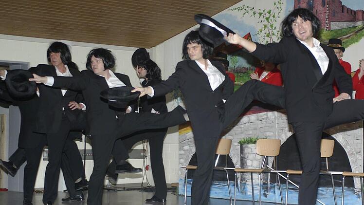 Niederwerrns Männerballett kam als "Men in Black" ging aber als "Boys in Dessous", was die Damen mit viel Beifall belohnten.