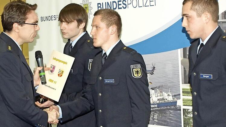 Thomas Lehmann, Leiter des Ausbildungszentrums Oerlenbach, überreicht die Urkunden an die drei besten Absolventen (von rechts) Benjamin Berger, Tobias Wengenmayer und Florian Schüßler.  Foto: Stefan Geiger