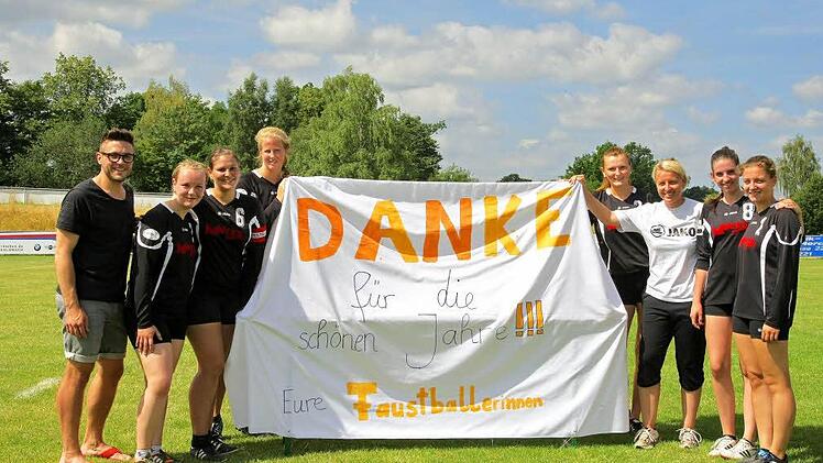 Das ATS-Team dankt den Fans für die jahrelange Unterstützung. Von links Co-Trainer Alexander Kraus, Kristin Schiller, Nina Vonbrunn, Petra Eigner, Olga Blehm, Trainerin Silke Eber, Sandra Strozniak und Laura Fischer.