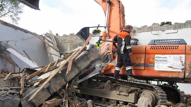 Trümmerteile haben das Führerhaus des Baggers vor einem Jahr völlig zertrümmert. Foto: Klaus Wiesler
