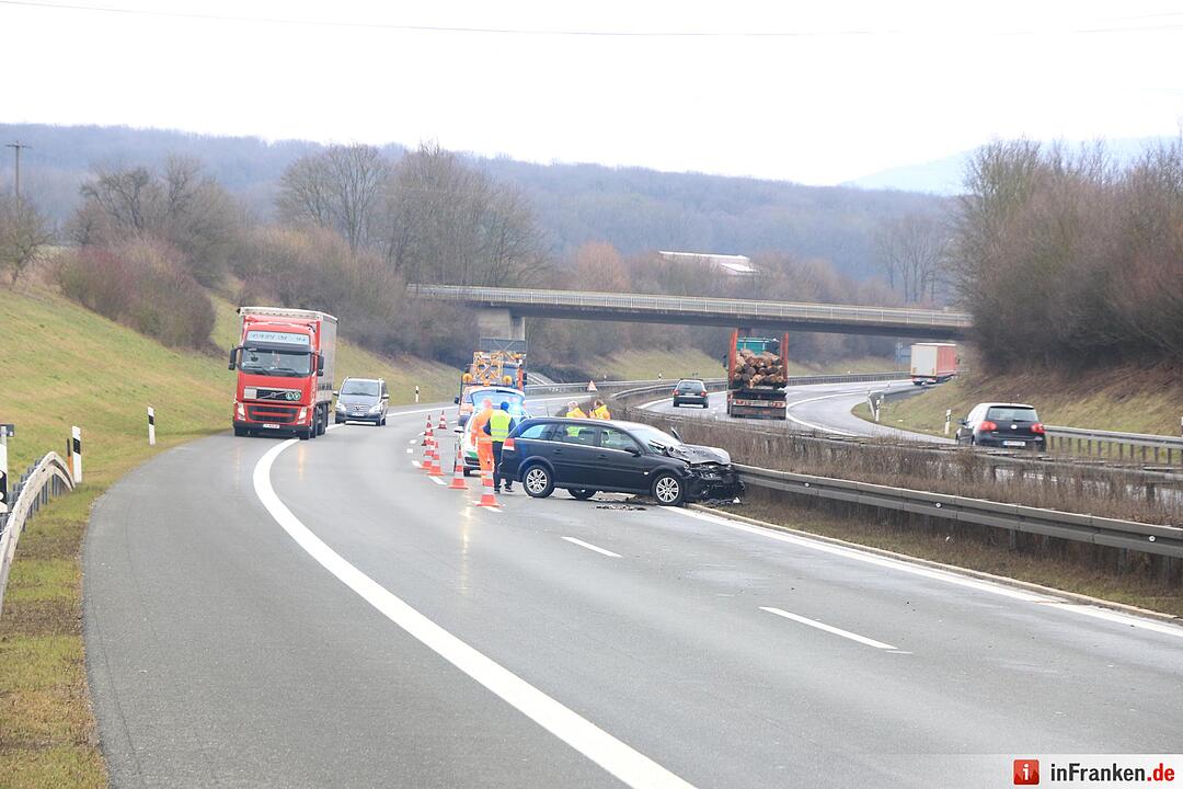Pkw kracht auf A70 bei Scheßlitz gegen Leitplanke