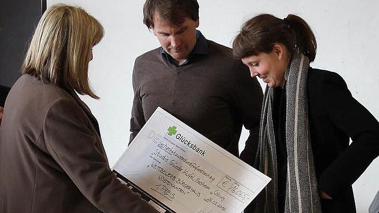 Baureferentin Birgit Weber (links) überreicht den Sieger-Scheck an Florian Kirfel und Anika Gründer. Foto: Ulrike Nauer