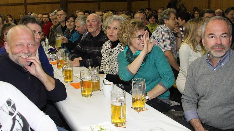 Freie Plätze gab es in der Mainleuser Sommerhalle nicht bei der Podiumsdiskussion der Bayerischen Rundschau mit den drei Bürgermeisterkandidaten. Foto: Stephan Tiroch