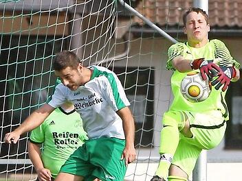 Der Neuensorger Torwart Markus Fittner h&auml;lt den Ball. Daneben R. Oktay von Burghaig.  Foto: Monika Limmer