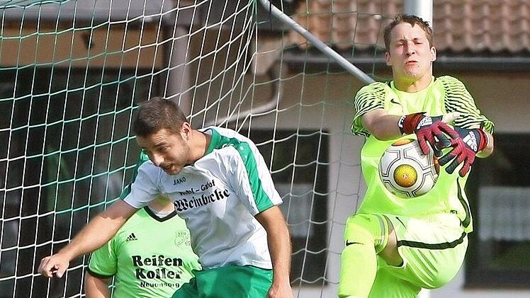 Der Neuensorger Torwart Markus Fittner h&auml;lt den Ball. Daneben R. Oktay von Burghaig.  Foto: Monika Limmer