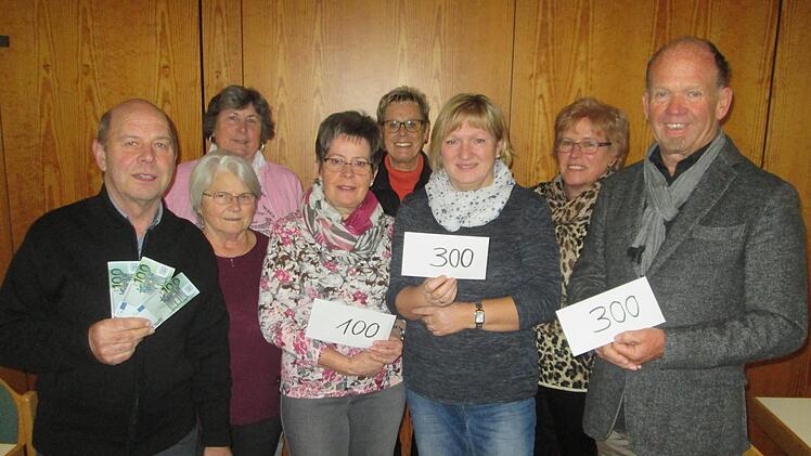 Die Veranstalterinnen des Preisschafkopf-Turniers (h. Reihe v. l.) Maria Fox, Johanna Neeb, Sieglinde Weiglmeier und Hiltrud Jopp übergaben insgesamt 1000 Euro an (v. Reihe v. l.) Albrecht Haun, Ursula Bögner, Gisela Reuter und Bürgermeister Karlheinz Kickuth.  Foto: Winfried Ehling