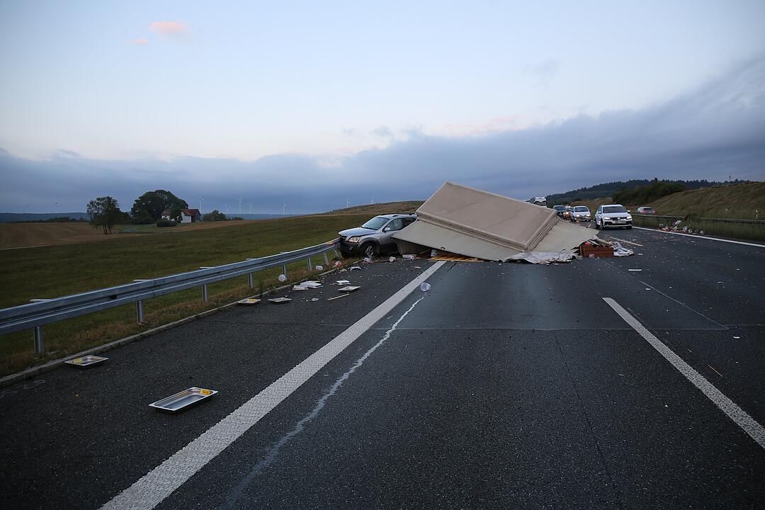 Anhänger umgekippt - Gummibärchen auf der A9 verteilt