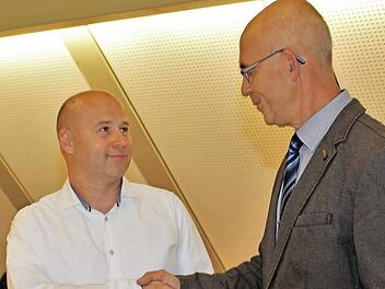 Nach der Vereidigung hieß Bürgermeister Jakobus Kötzner (rechts) Oliver Bittel als neues Mitglied im Ratsgremium willkommen. Foto: Seeger