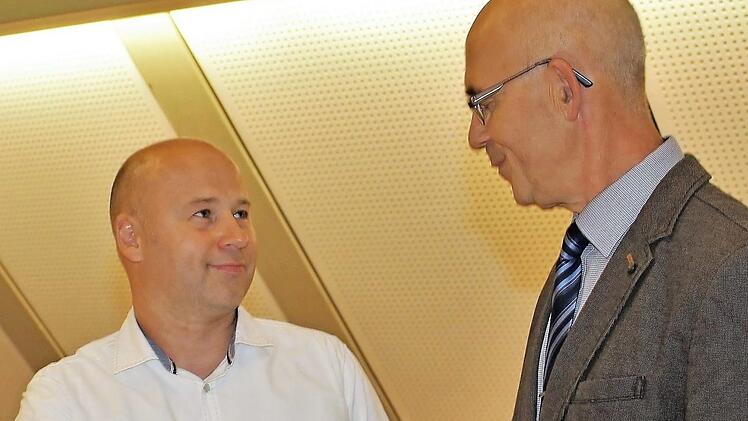 Nach der Vereidigung hieß Bürgermeister Jakobus Kötzner (rechts) Oliver Bittel als neues Mitglied im Ratsgremium willkommen. Foto: Seeger