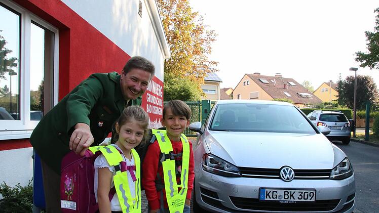 Verkehrserzieher Matthias Kleren gibt Tipps für den sicheren Schulweg.  Foto: Ralf Ruppert/Archiv