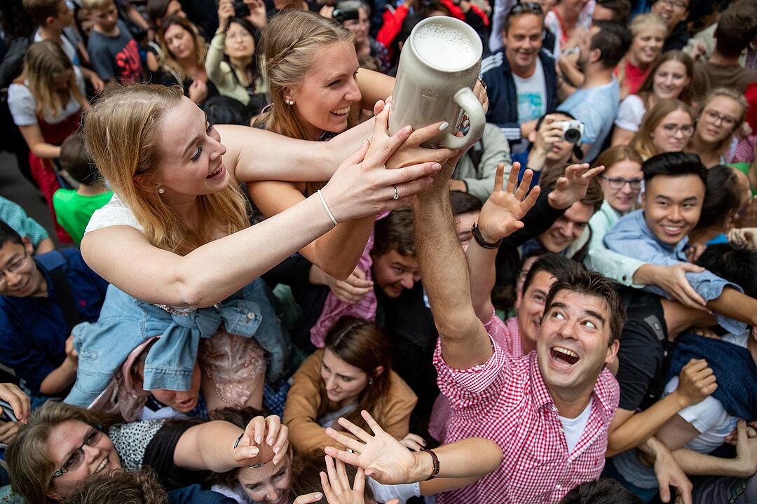 So sah der Bieranstich auf der Erlangener Bergkerwa 2019 aus!