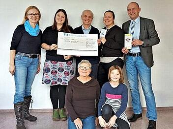 Rektorin Petra Pausch, Elternbeiratsvorsitzende Meike Roberts, Fördervereinsvorsitzender Walter Ferbar, Elternbeirätin Simone Morina, Bürgermeister Heinrich Süß (v. l.) sowie kniend die Zweite Vorsitzende des Fördervereins, Gerlinde Fröhlich, und Schülerin Emilia Roberts bei der Spendenübergabe Foto: Richard Sänger