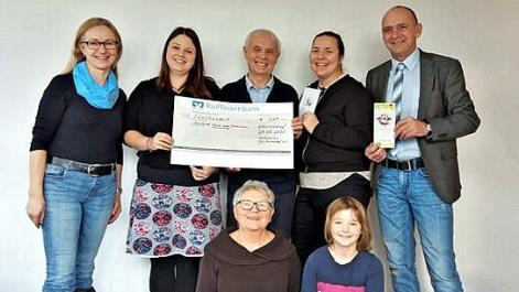Rektorin Petra Pausch, Elternbeiratsvorsitzende Meike Roberts, Fördervereinsvorsitzender Walter Ferbar, Elternbeirätin Simone Morina, Bürgermeister Heinrich Süß (v. l.) sowie kniend die Zweite Vorsitzende des Fördervereins, Gerlinde Fröhlich, und Schülerin Emilia Roberts bei der Spendenübergabe Foto: Richard Sänger