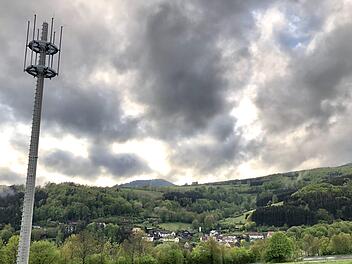 Nach der Deutschen Telekom interessiert sich nun auch Vodafone Mobilfunk für das kleine Rhöndorf Oberbach. Geht es nach dem Willen der Gemeinderäte, dann nutzen künftig beide Mobilfunkbetreiber den neuen Turm bei Oberbach. Der ist allerdings noch nicht in Betrieb.Foto Sebastian Schmitt