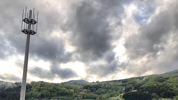Nach der Deutschen Telekom interessiert sich nun auch Vodafone Mobilfunk für das kleine Rhöndorf Oberbach. Geht es nach dem Willen der Gemeinderäte, dann nutzen künftig beide Mobilfunkbetreiber den neuen Turm bei Oberbach. Der ist allerdings noch nicht in Betrieb.Foto Sebastian Schmitt