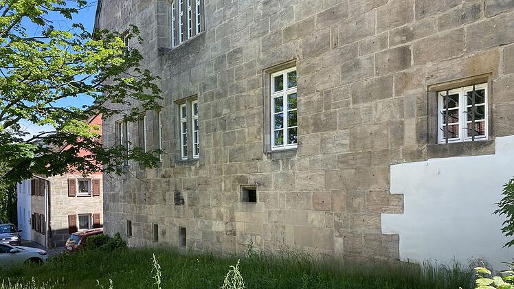 Passanten finden Neugeborenes auf Wiese in Langenzenn