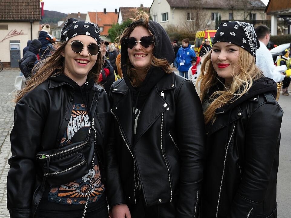 Mit vielen Fuß- und Musikgruppen