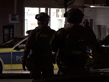Bedrohungslage in Wohngeb&auml;ude: Polizei mit Spezialkr&auml;ften vor Ort