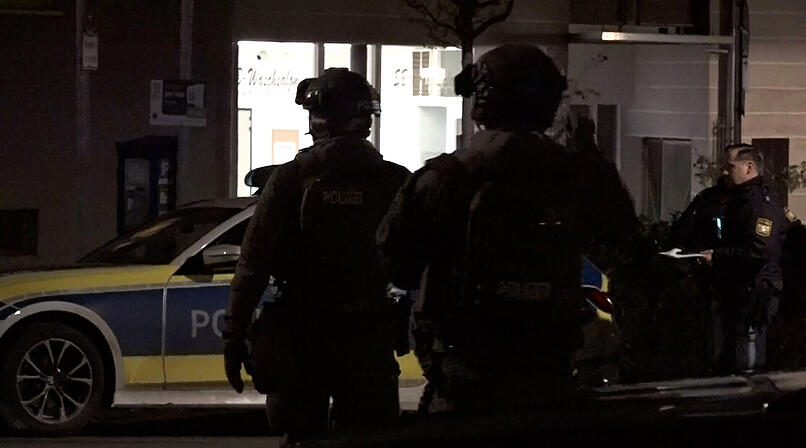 Bedrohungslage in Wohngeb&auml;ude: Polizei mit Spezialkr&auml;ften vor Ort