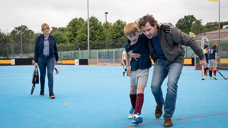 Nina (Laura Tonke) und Paul (Felix Klare, rechts) sind getrennt, leben aber noch zusammen - damit ihr Sohn Tim (Tyler Worbs) nichts davon mitbekommt.