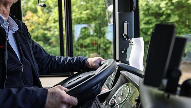 Aggressiver Fahrgast geht im Kreis Bamberg auf Busfahrer los
