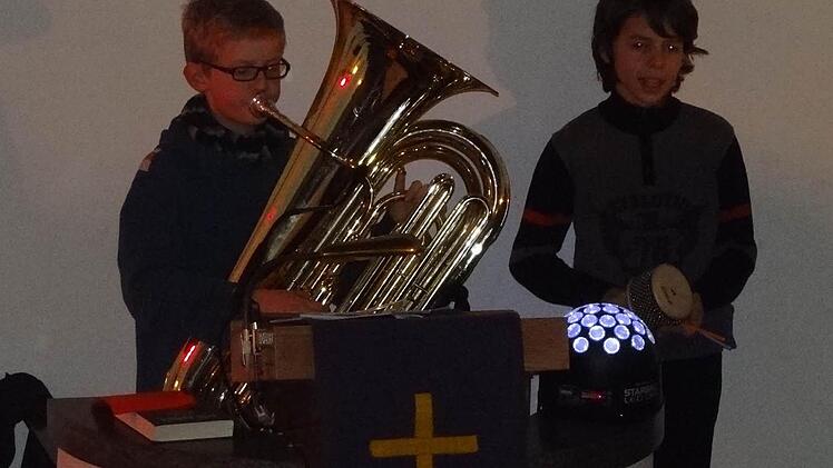 Weihnachtliches schallte es vom Ambo.