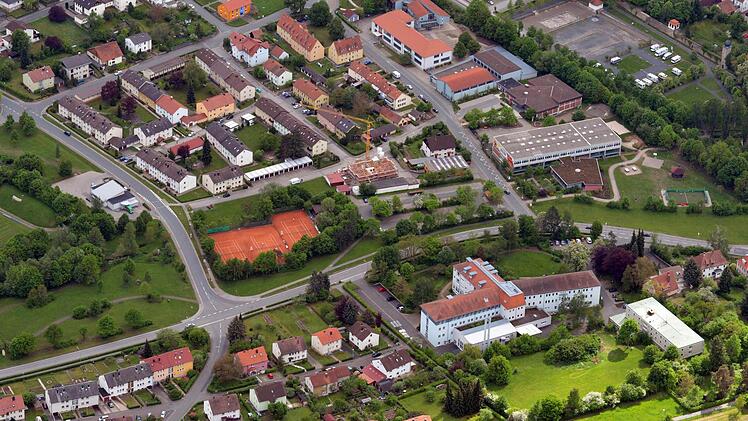 Von oben und realistisch betrachtet: Drei Grünflächen wurden auf Eignung für ein biogas-befeuertes Blockheizkraftwerk untersucht. Hinter der Haßbergklinik (im Bild unten), am Kunstrasen-Minispielfeld (rechts) und zwischen Bäck-Drive und TV-Sportheim (links). Foto: Ronald Rinklef