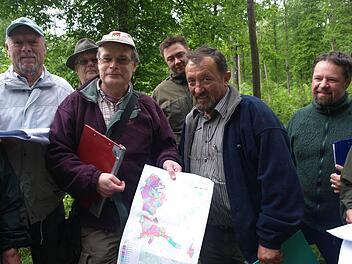 Forstsachverständiger Leonhard Bühl (Mitte) Kassier Georg Sittler und Jagdpächter Volker Seyffert sowie rechts FBG-Leiter Fabian Menzel, Körperschaftsvorsitzender Ludwig Hilpert und Revierförster Maik Despang erklären den neuen Forstbetriebsplan für die Waldkörperschaften Heckig, Busch und Kuhplatz.  Foto: Stefan Geiger