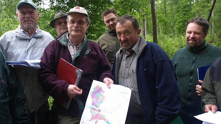 Forstsachverständiger Leonhard Bühl (Mitte) Kassier Georg Sittler und Jagdpächter Volker Seyffert sowie rechts FBG-Leiter Fabian Menzel, Körperschaftsvorsitzender Ludwig Hilpert und Revierförster Maik Despang erklären den neuen Forstbetriebsplan für die Waldkörperschaften Heckig, Busch und Kuhplatz.  Foto: Stefan Geiger