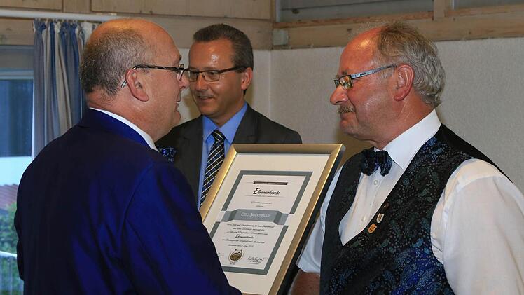 Richard Dorsch ernennt Otto Siebenhaar zum Ehrenmitglied. Foto: Franz Galster