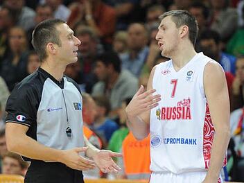 Schiedsrichter Robert Lottermoser erklärt bei einer Europameisterschaft einem russischen Spieler eine Entscheidung.  Foto: dbb